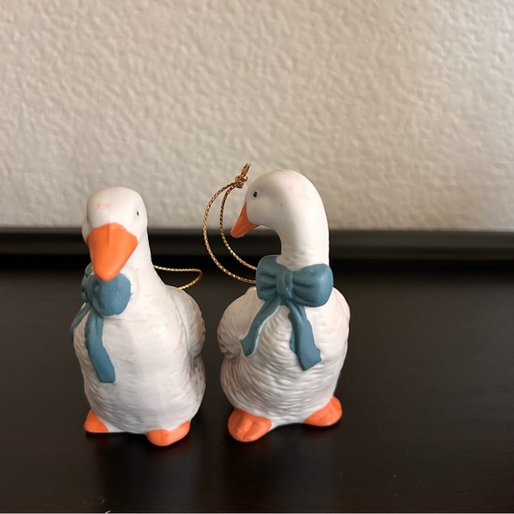 2 Vintage Goose Big Blue Bow Porcelain Christmas Ornament Decoration Gold Loop - Picture 3 of 7